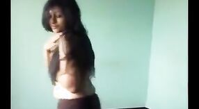 Giovane ragazza del college da Kerala attira e prende in giro il suo fidanzato 3 min 00 sec