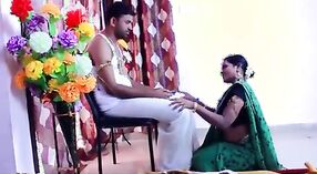 Desi Mallu Maid mit tiefe Spaltung und großen Brüsten in B-Grade-Film 1 min 20 s