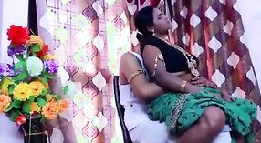 Desi Mallu empregada com profundo decote e peitos grandes em B-grade do filme 1 minuto 50 SEC