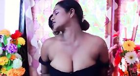 Desi Mallu Maid mit tiefe Spaltung und großen Brüsten in B-Grade-Film 3 min 20 s