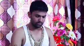 Desi Mallu Maid mit tiefe Spaltung und großen Brüsten in B-Grade-Film 0 min 0 s