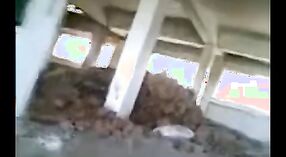 Una coppia di villaggio in India indulge in baci appassionati e preliminari in un cantiere 3 min 40 sec