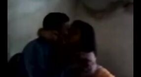 Una mujer casada en una zona rural participa en actividades sexuales con su vecino durante el día. 1 mín. 00 sec