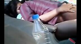 इंदिरा, एक कॉलेज लड़की, उसके प्रेमी द्वारा गड़बड़ हो जाता है एक कार में 1 मिन 20 एसईसी