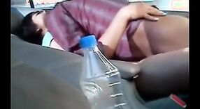 انديرا, فتاة جامعية, يحصل مارس الجنس من قبل صديقها في السيارة 0 دقيقة 50 ثانية