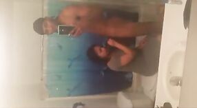 Singaporean collegio ragazza e lei NRI amante engage in hardcore bagno sesso 1 min 00 sec