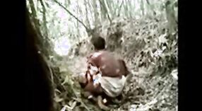 Dorffrau beschäftigt sich mit dem Sex im Freien mit Nachbarn, der von einer versteckten Kamera gefangen genommen wurde 5 min 00 s