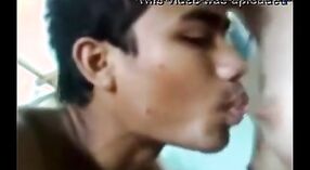 Деревенская девушка из Индии занимается сексом со своим соседом и записывает это на видео 1 минута 40 сек