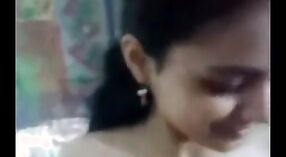 Wiejska dziewczyna z Indii uprawia seks ze swoim sąsiadem i nagrywa to 2 / min 40 sec