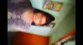 Moments intim Girl Kampung Bangladeshi sing melu kegiatan seksual karo pamanane yen ora ana adhine 1 min 10 sec