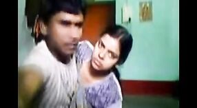 彼女の妹の不在下で彼女の叔父と性的活動に従事するバングラデシュの村の少女の親密な瞬間 3 分 40 秒