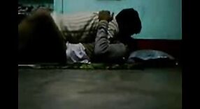 Momentos íntimos de una niña de una aldea de Bangladesh que mantiene relaciones sexuales con su tío en ausencia de su hermana 7 mín. 50 sec