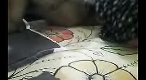 কেরালার একটি গ্রামীণ সম্প্রদায়ের একজন বিবাহিত মহিলা তার পাশের প্রতিবেশীর সাথে যৌন ক্রিয়াকলাপে জড়িত 3 মিন 40 সেকেন্ড