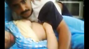 Opgewonden oudere Indiase echtgenoot engages in intimate encounter met haar husbands companion op camera 1 min 40 sec