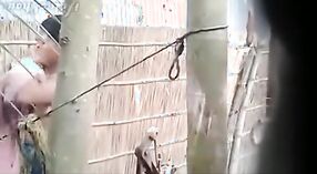 গোপনে একটি গ্রামের মেয়ের বহিরঙ্গন ঝরনা রেকর্ড করা হয়েছে 3 মিন 20 সেকেন্ড
