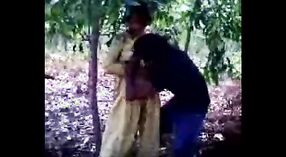 Una ragazza del villaggio bengalese gode di sesso all'aperto nella giungla 0 min 0 sec