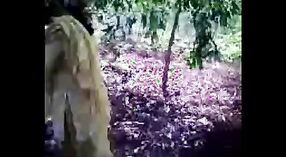 Una chica bengalí del pueblo disfruta del sexo al aire libre en la jungla 0 mín. 40 sec
