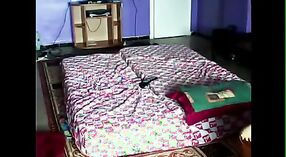Una donna sposata di Indore si impegna in sesso con un autista, catturato su una telecamera nascosta 21 min 20 sec
