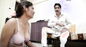 Aktorka Bollywood w gorącym spotkaniu z właścicielem lombardu 2 / min 50 sec