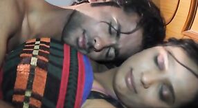 Bollywood -Tante mit großen Brüsten verwickelt sich in ihrer Residenz mit Nachbarn 8 min 20 s