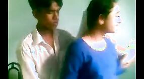 Gadis perguruan tinggi dari India terlibat dalam foreplay dan stimulasi payudara untuk kamera 1 min 40 sec