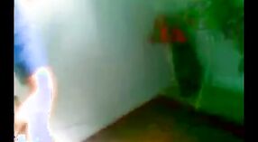 இந்தியாவைச் சேர்ந்த கல்லூரி பெண் கேமராவிற்கான முன்னறிவிப்பு மற்றும் மார்பக தூண்டுதலில் ஈடுபடுகிறாள் 3 நிமிடம் 20 நொடி