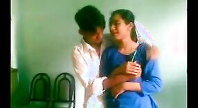 Gadis perguruan tinggi dari India terlibat dalam foreplay dan stimulasi payudara untuk kamera 0 min 40 sec