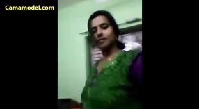 Camgirl India sensual dengan payudara besar dewasa dalam penampilan solo 0 min 0 sec