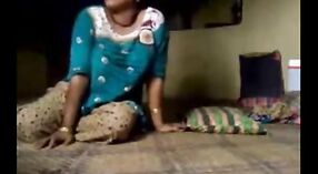 Câmera escondida captura sexo sensual entre tia indiana peituda e amante 5 minuto 20 SEC