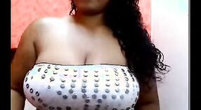 Femme au foyer indienne montre ses gros seins sur webcam 1 minute 10 sec