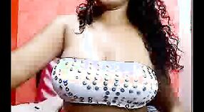 Femme au foyer indienne montre ses gros seins sur webcam 3 minute 40 sec