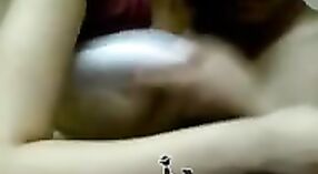 Ein junges indisches Ehepaar betreibt sexuelle Aktivitäten, während er auf Webcam aufgenommen wird 0 min 50 s