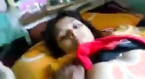 Una donna indiana espone il suo seno e si impegna in attività sessuale con un pene, catturato in un video fatto in casa 0 min 0 sec