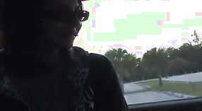 Sexo fumegante na parte de trás de um carro com uma rapariga excitada 0 minuto 0 SEC