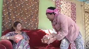 Une actrice de Bollywood s'engage dans une rencontre passionnée avec un serviteur dans une vidéo excitante 0 minute 0 sec