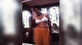 Kerala Lasssie mit großen Brüsten wird hart gedrückt 0 min 0 s