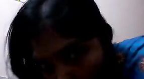 Saree-geklede Andhra tante geeft een pijpbeurt 0 min 30 sec