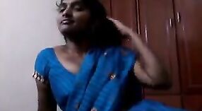 Saree-gekleidete Andhra Tante gibt einen Blowjob 0 min 50 s