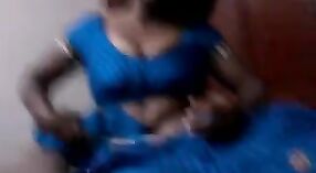 Sari ubrany Andhra ciocia daje sex Oralny 1 / min 00 sec
