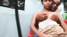 बूढ़ा आदमी द्वारा गड़बड़ हो जाता है युवा भारतीय लड़की 1 मिन 40 एसईसी