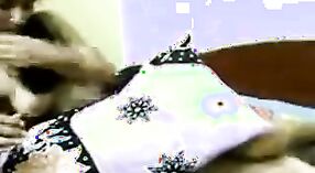 পাঞ্জাবি মেয়েটি তার প্রেমিকের সাথে অধীর আগ্রহে যৌন ক্রিয়াকলাপে জড়িত 0 মিন 40 সেকেন্ড