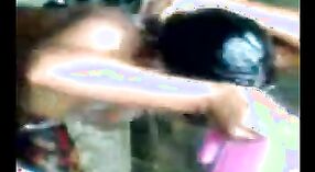 Desi Girl在淋浴时脱衣服，在摄像机上进行热气腾腾的独奏表演 2 敏 10 sec