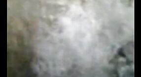 দেশি গার্ল ক্যামেরায় বাষ্পীয় একক শোয়ের জন্য ঝরনাটিতে পোশাক পরে 2 মিন 50 সেকেন্ড