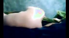 দেশি গার্ল ক্যামেরায় বাষ্পীয় একক শোয়ের জন্য ঝরনাটিতে পোশাক পরে 3 মিন 00 সেকেন্ড