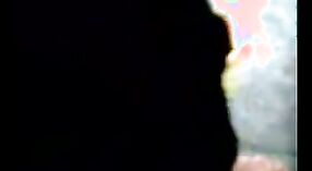দেশি গার্ল ক্যামেরায় বাষ্পীয় একক শোয়ের জন্য ঝরনাটিতে পোশাক পরে 3 মিন 30 সেকেন্ড