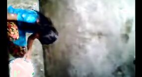 দেশি গার্ল ক্যামেরায় বাষ্পীয় একক শোয়ের জন্য ঝরনাটিতে পোশাক পরে 1 মিন 10 সেকেন্ড