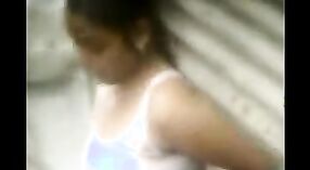 Seorang gadis India menanggalkan pakaian dan menjadi basah dalam rekaman rahasia 1 min 40 sec