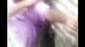 Seorang gadis India menanggalkan pakaian dan menjadi basah dalam rekaman rahasia 3 min 00 sec