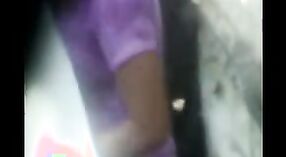 Một Cô gái Ấn độ cởi quần áo và bị ướt trong một bản ghi âm bí mật 4 tối thiểu 20 sn