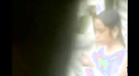 Indyjska dziewczyna rozbiera się i zamoknie w tajnym nagraniu 0 / min 40 sec